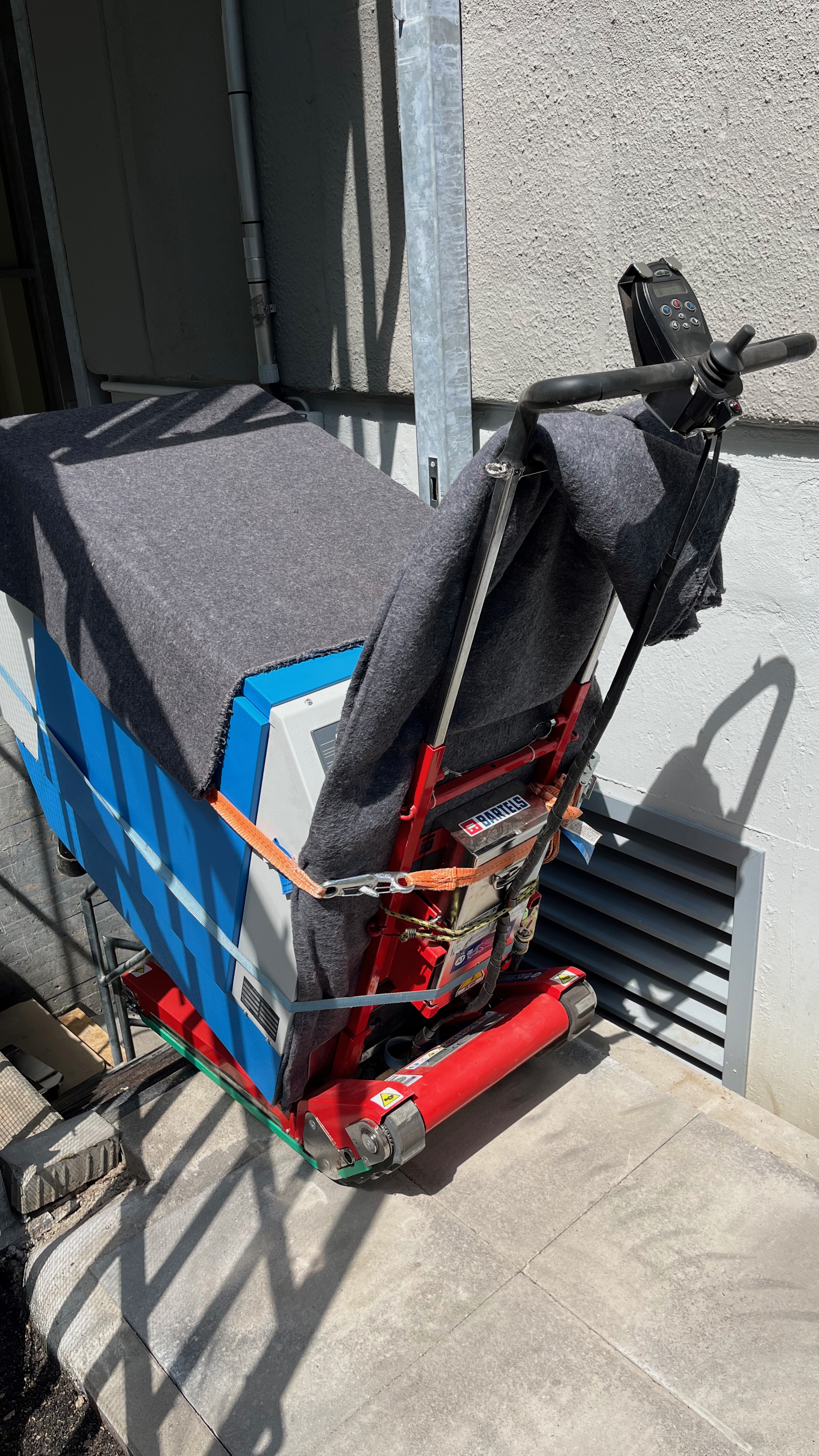 Maschinentransport über Treppe mit Domino Treppenraupe